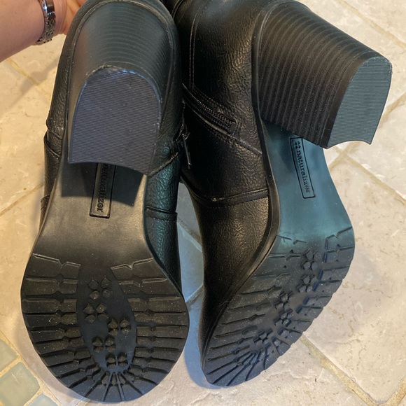 Naturalizer black booties size 8, almost new - Picture 3 of 5